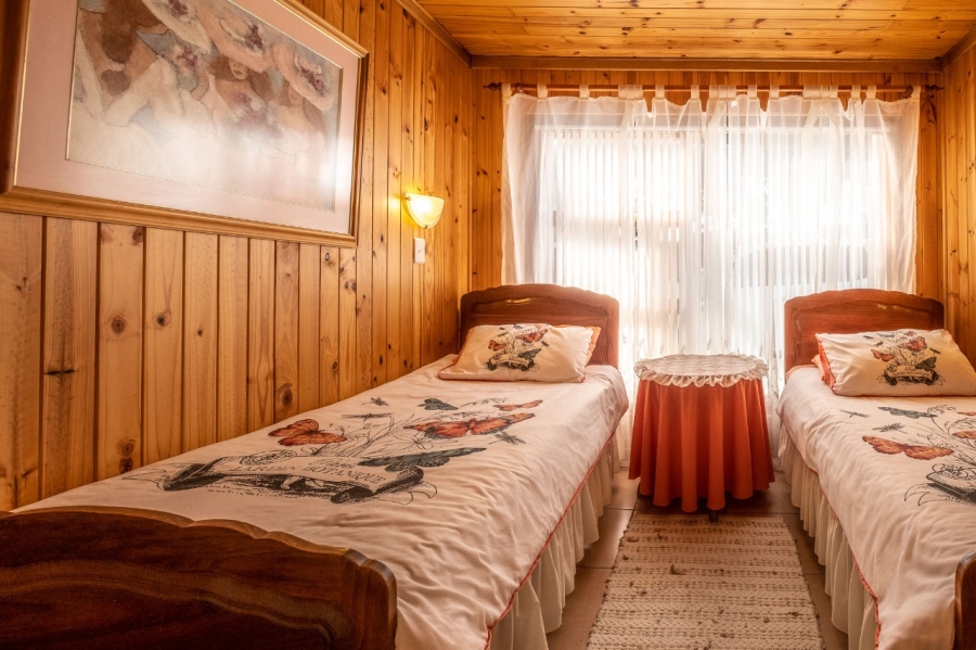 To Let 4 Bedroom Property for Rent in Herolds Bay Western Cape